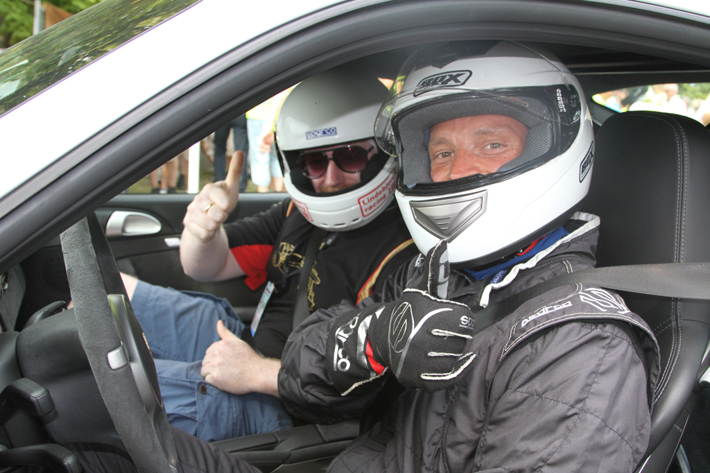 Chaufføren er varm og gæsten glæder sig til en highspeed tur i en Porsche GT3
(Foto: Motorsporten.dk)